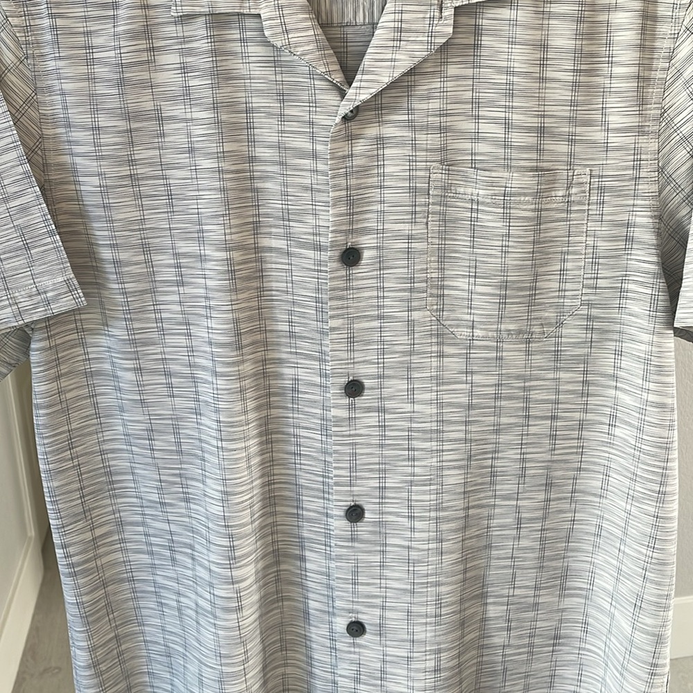 Tommy Bahama 💯 Silk Short Sleeve Button-Down Shirt in Light Gray & Ivor… - Picture 6 of 9